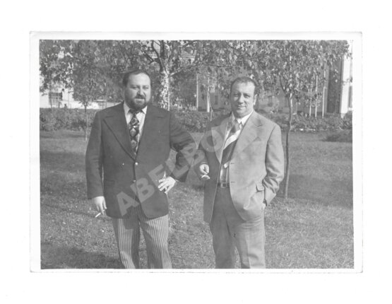 Фотография братьев Аркадия и Георгия Вайнеров [автографы]