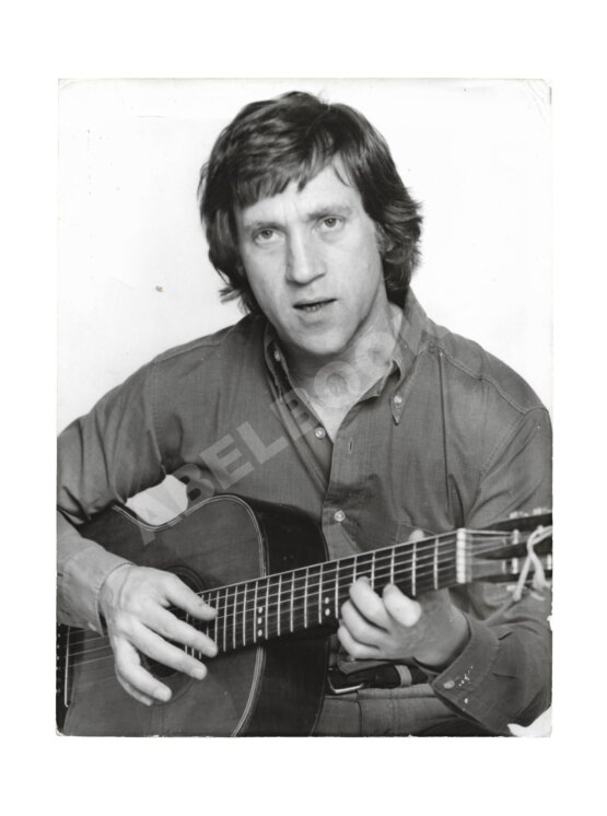 Фотография Плотникова, В.Ф. Владимир Высоцкий с гитарой Фотография Плотникова, В.Ф. Владимир Высоцкий с гитарой