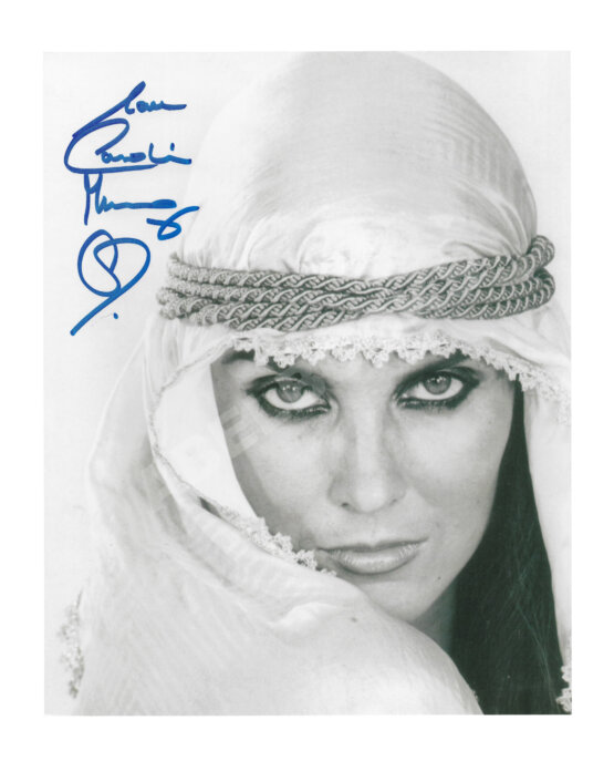 Кэролайн Манро [автограф]