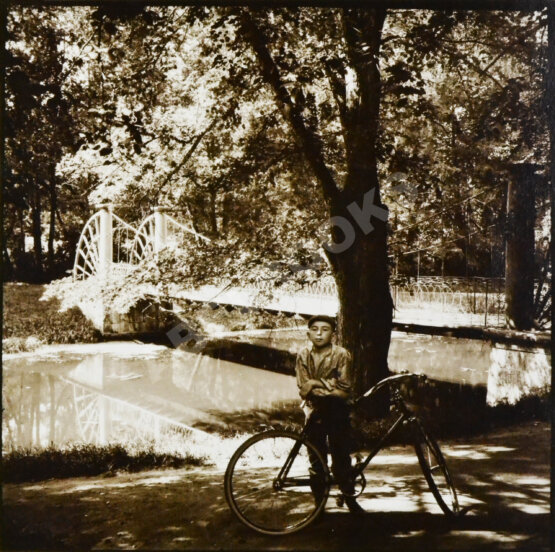 Гринберг, А.Д. Фотография «В Кузьминках. Велосипедист» Гринберг, А.Д. Фотография «В Кузьминках. Велосипедист»