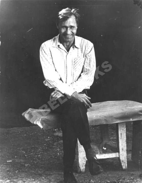 Фотография Василия Шукшина на съёмках фильма «Печки-лавочки» Фотография Василия Шукшина на съёмках фильма «Печки-лавочки»