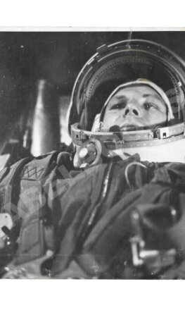 Юрий Гагарин в кабине космического корабля «Восток» перед полётом в космос 12 апреля 1961 года.