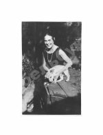 Брик, Л.Ю. [автограф] Фотография Лили Брик с собаками