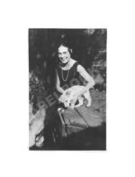 Брик, Л.Ю. [автограф] Фотография Лили Брик с собаками