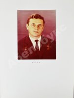 [автографы космонавтов, инженеров и спортивных комиссаров]