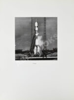 [автографы космонавтов, инженеров и спортивных комиссаров]