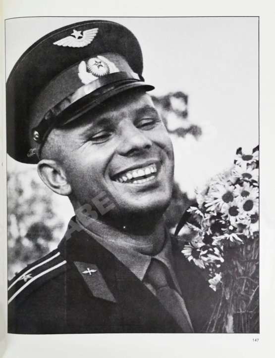 Антикварная книга [автографы космонавтов] Юрий Гагарин. Фотодокументы Государственного архива фонда СССР